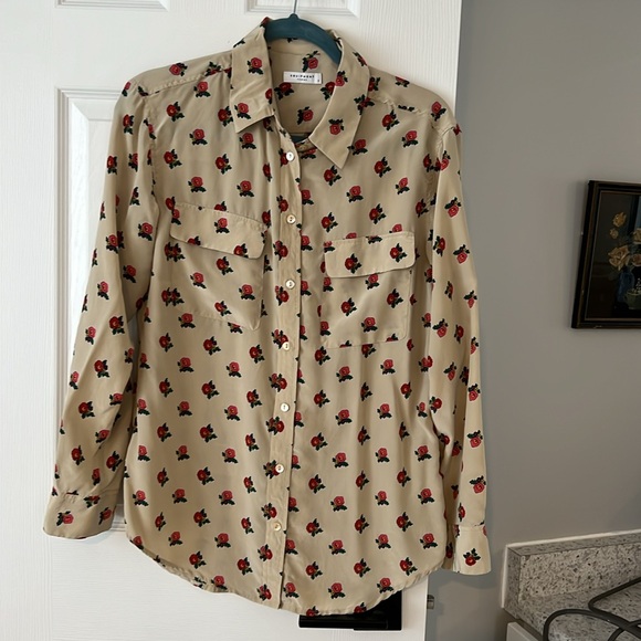 Equipment 100% silk blouse with floral print and front pockets. Size S. EUC - Picture 5 of 7